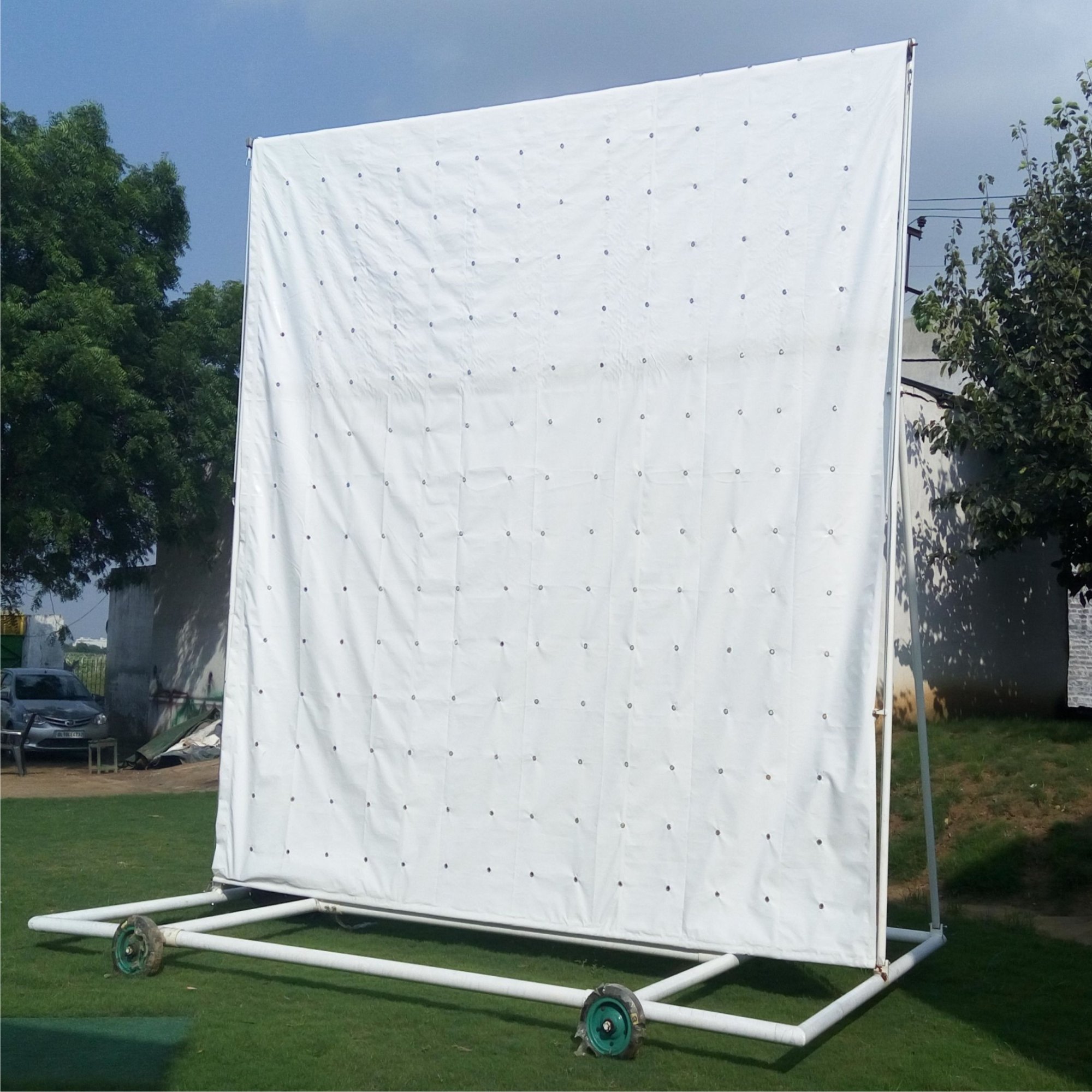 Cricket side screen